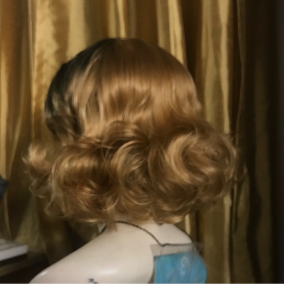 Topper in a color 27/4.Body wave, has clips for attachment, - Picture 3 of 3